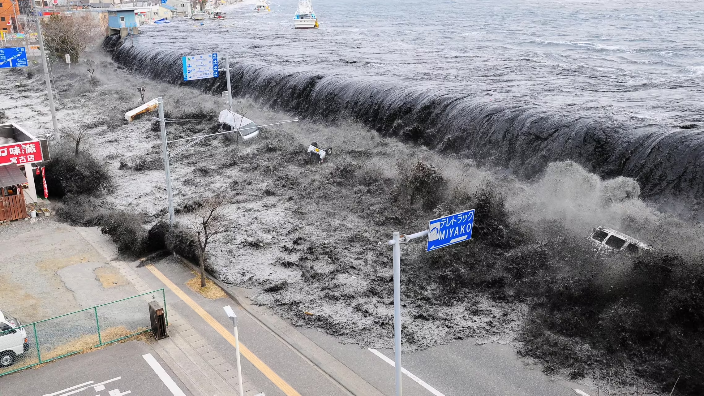 Tsunami-japon Près du village de Miyako, au nord-est du Japon, le 11 mars 2011. Le tsunami a dévasté la côte est du pays, entraînant la mort de plus de 20000 personnes et provoquant l'accident de la centrale nucléaire de Fukushima. — © AFLO / MAINICHI NEWSPAPER / KEYSTONE