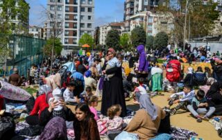 Des habitants attendent dans un parc d'Istanbul le 23 avril 2025, après un premier séisme à 12h49, suivi de trois autres de magnitudes. - Yasin Akgul / AFP